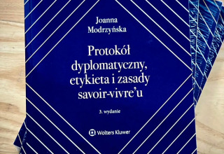 Książka "Protokół dyplomatyczny, etykieta i zasady savoir-vivre'u"